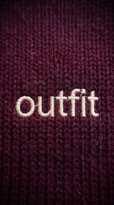 Вышитый логотип outfit на бордовом трикотаже
