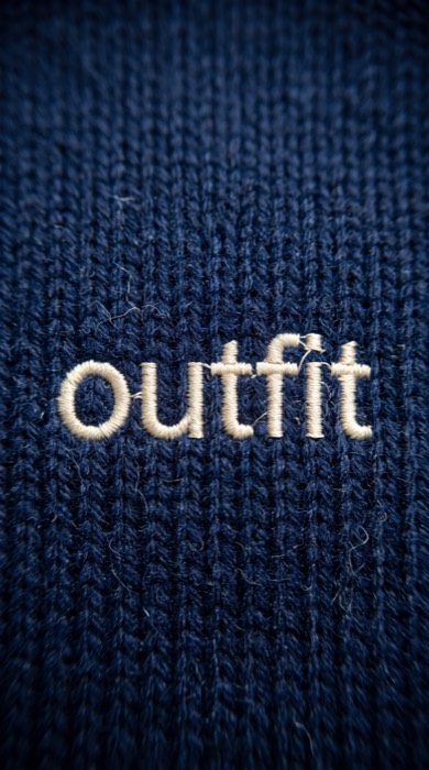 Вышитый логотип outfit на синем трикотаже